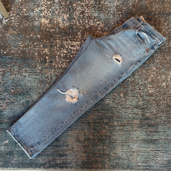 Levi's Women's Distressed Wedgie Straight Leg Light Wash Jeans Size 27 - Picture 6 of 15